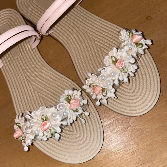 BLUSH PINK SANDALS W/ DETAILED FLORAL STRAP · SIZE 8 · NWT - Picture 3 of 5